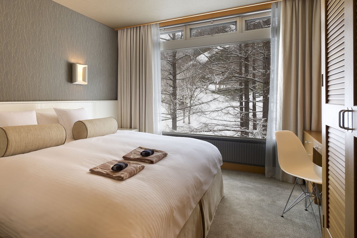 corner suite room | in-room safe, desk, rollaway beds, free wifi