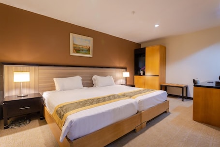 Egyptian cotton sheets, down duvets, minibar, in-room safe. Hallmark View Hotel