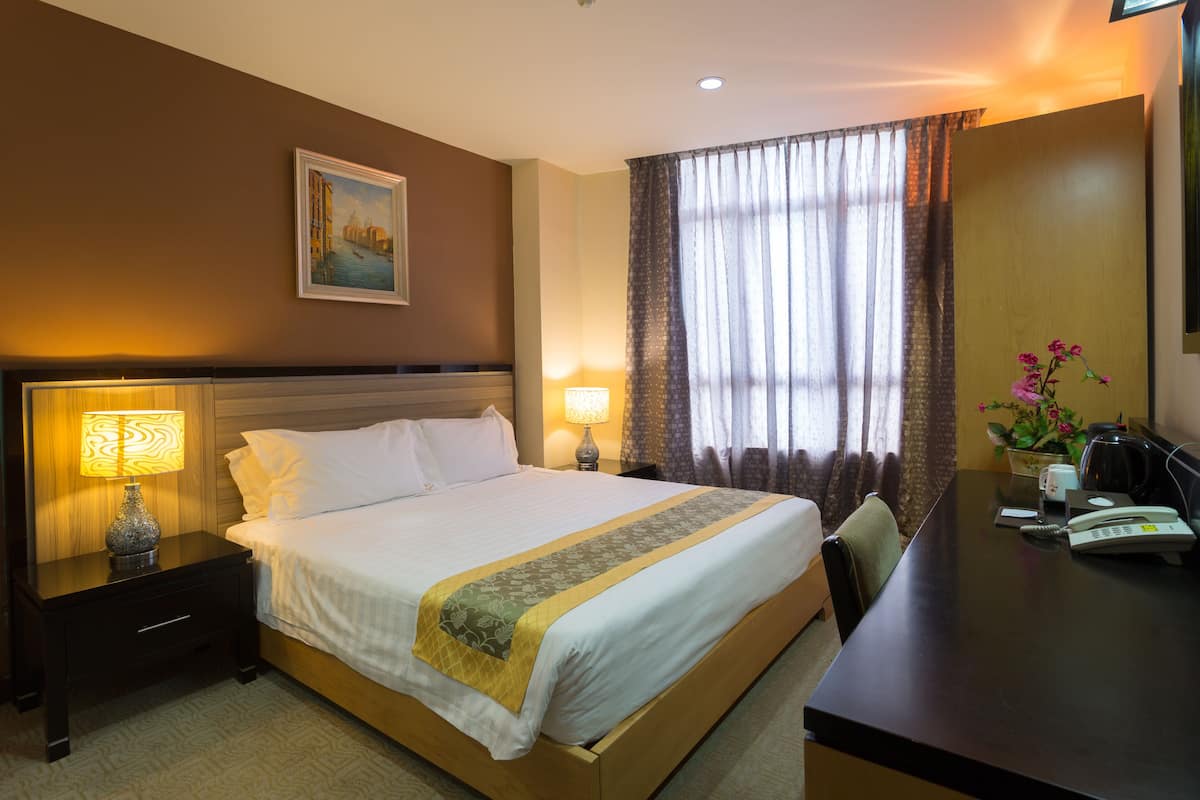 Kamar Double Deluks, 1 Tempat Tidur King | Seprai katun Mesir, selimut bulu angsa, minibar, dan brankas
