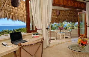 Habitación estándar | Área de sala de estar | Televisión de pantalla plana y reproductor de DVD