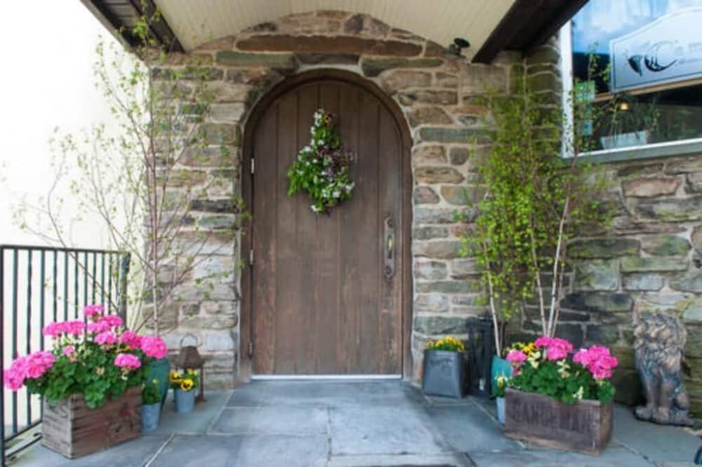Camelot Restaurant & Inn - Mount Cobb, PA