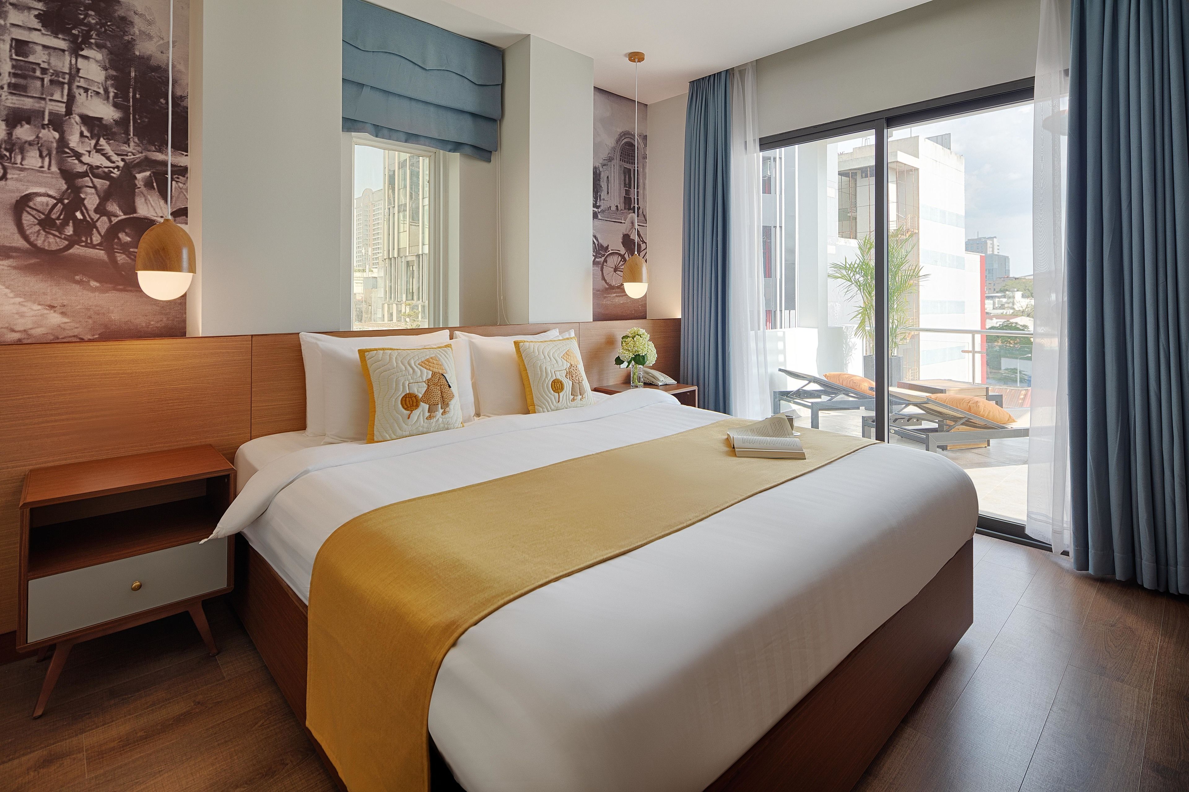 junior suite, 1 queen bed, city view | minibar, in-room safe, desk, laptop workspace