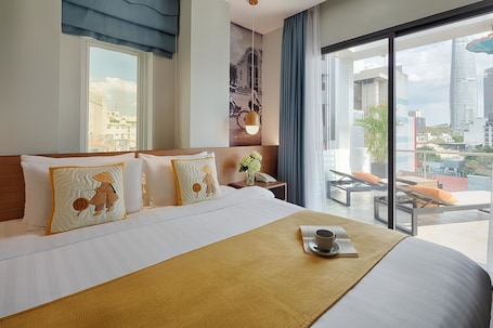 Junior Suite, 1 Queen Bed, City View | Minibar, in-room safe, desk, laptop workspace