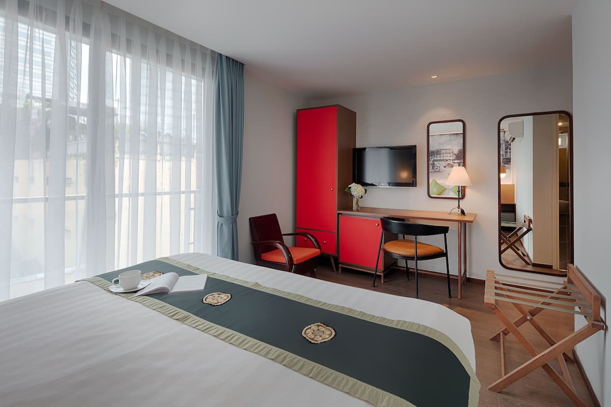 Deluxe kamer, 1 queensize bed | Een minibar, een kluis op de kamer, een bureau, een laptopwerkplek