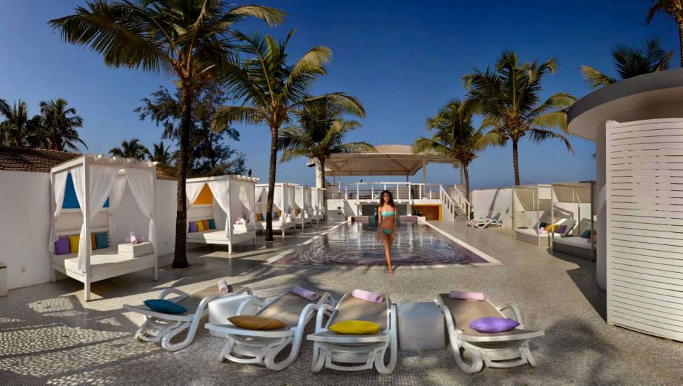 Piscina externa, funciona das 8h às 22h, barracas de cortesia