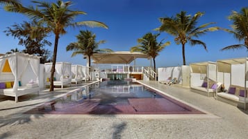 Piscina externa, funciona das 8h às 22h, barracas de cortesia