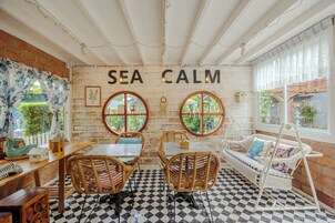 供應早餐、午餐、晚餐；泰國菜