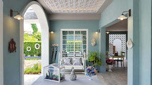 Breakfast, lunch, dinner served; Thai cuisine