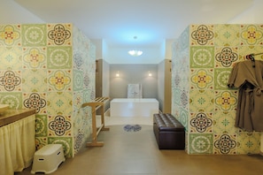 Suite, Garden View | Bathroom | Shower, free toiletries, hair dryer, bathrobes