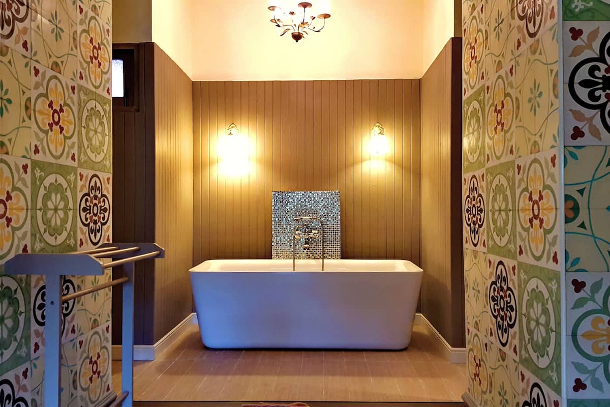 suite, garden view | deep-soaking bathtub