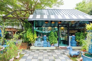 Breakfast, lunch and dinner served - Perennial Resort (Sa Khu)
