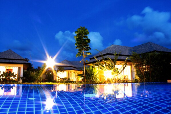 Outdoor pool, sun loungers - Perennial Resort (Sa Khu)