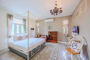 Monolocale, terrazzo | Una cassaforte in camera, con stile personalizzato