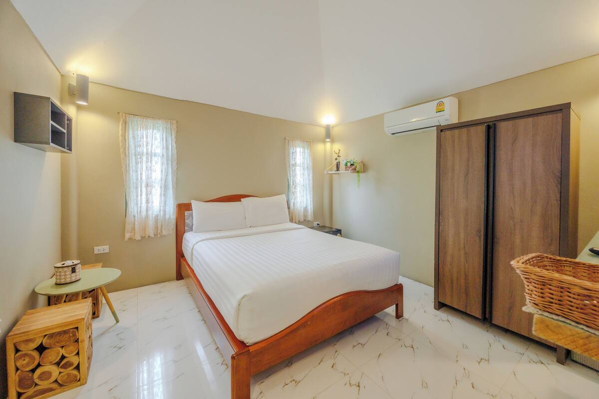 Queen Size Bed Room