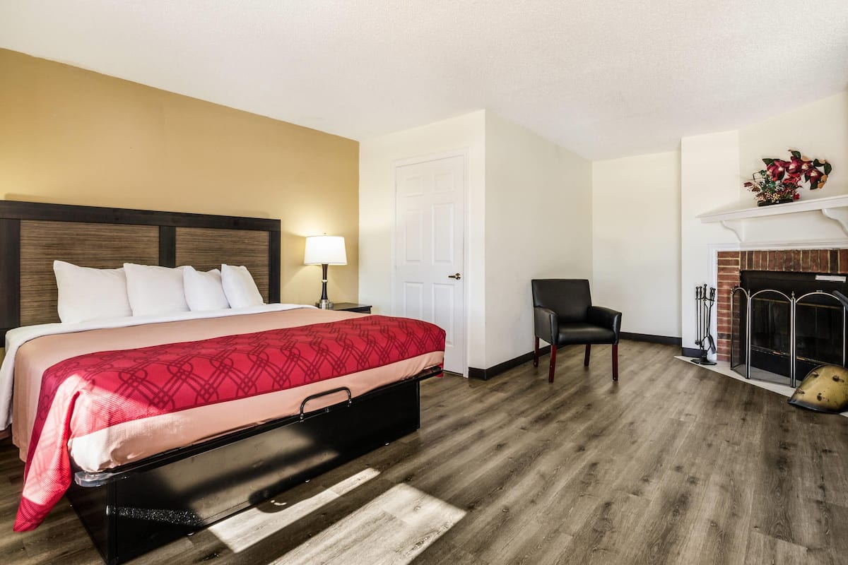 Room, 1 King Bed, Non Smoking, Hot Tub