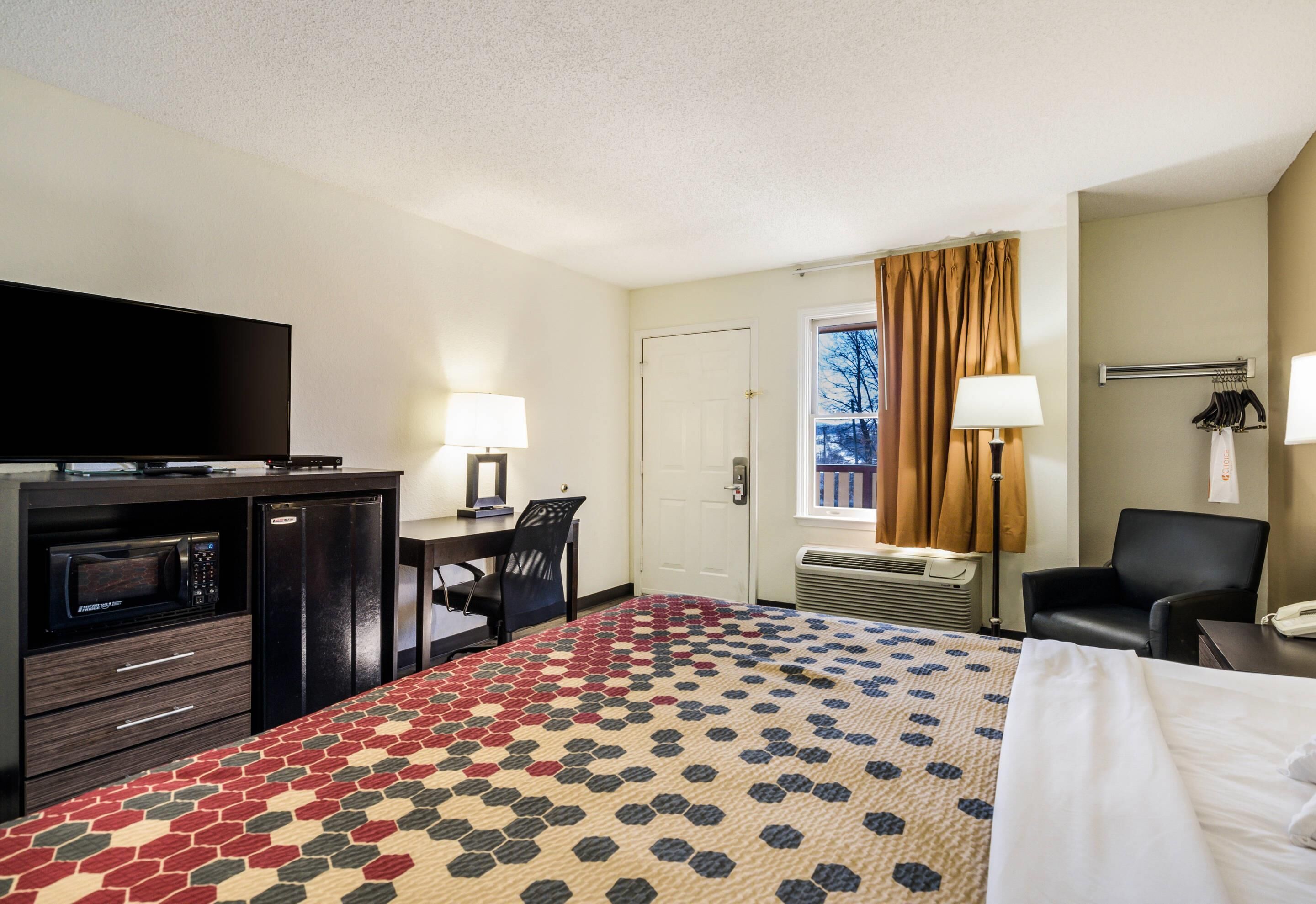 Meja kerja, setrika/meja setrika, dan tempat tidur bayi (biaya tambahan)