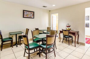 Free daily continental breakfast  - Econo Lodge Glade Springs I-81 (Glade Spring)