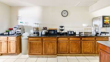 朝食 (コンチネンタル ブレックファスト)、毎日提供 (無料)