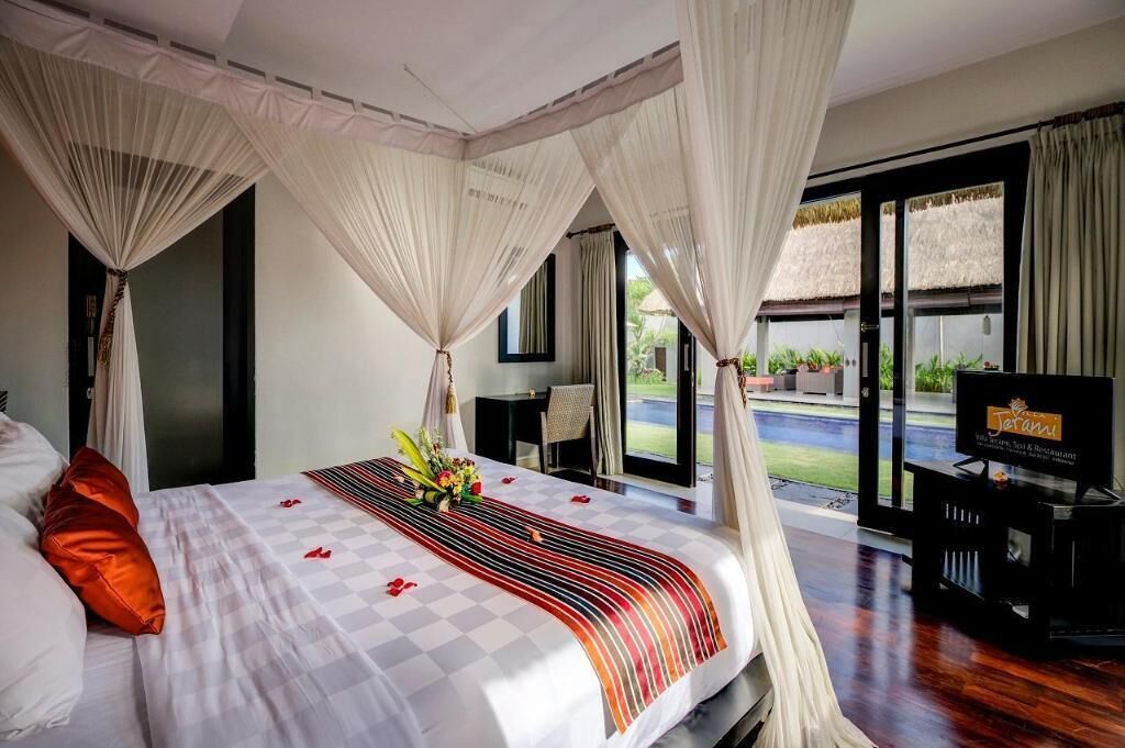 Seprai premium, brankas, meja kerja, dan tirai kedap cahaya