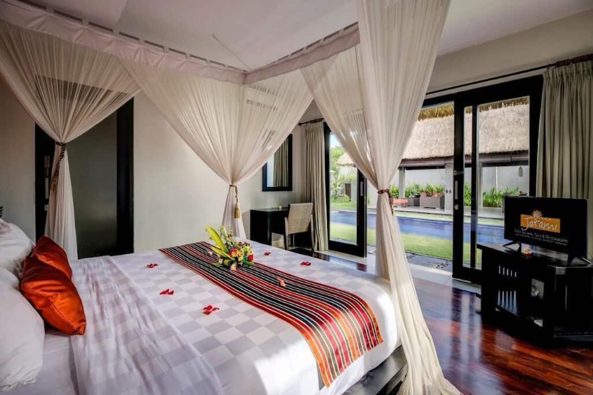 Ylelliset vuodevaatteet, tallelokero huoneessa, työpöytä, pimennysverhot