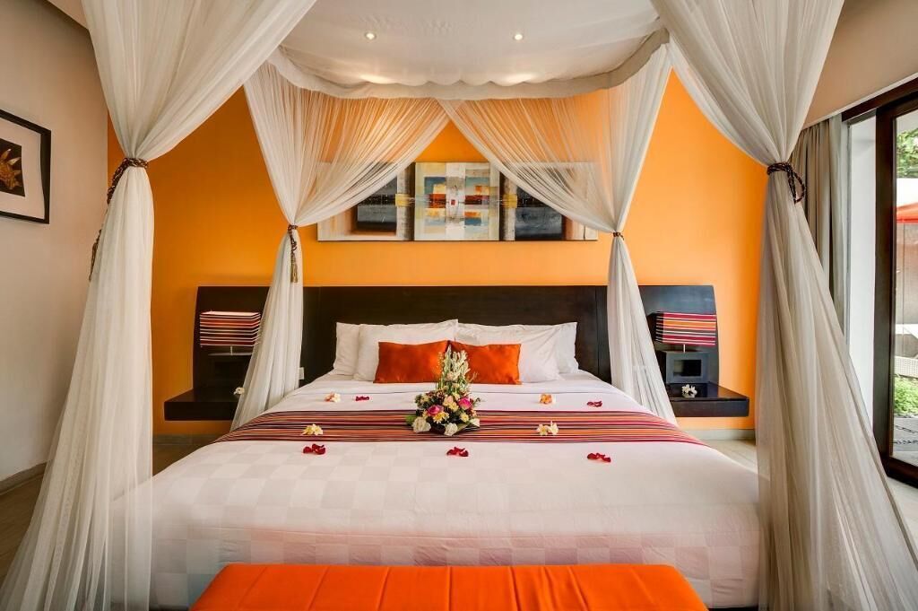 Seprai premium, brankas, meja kerja, dan tirai kedap cahaya