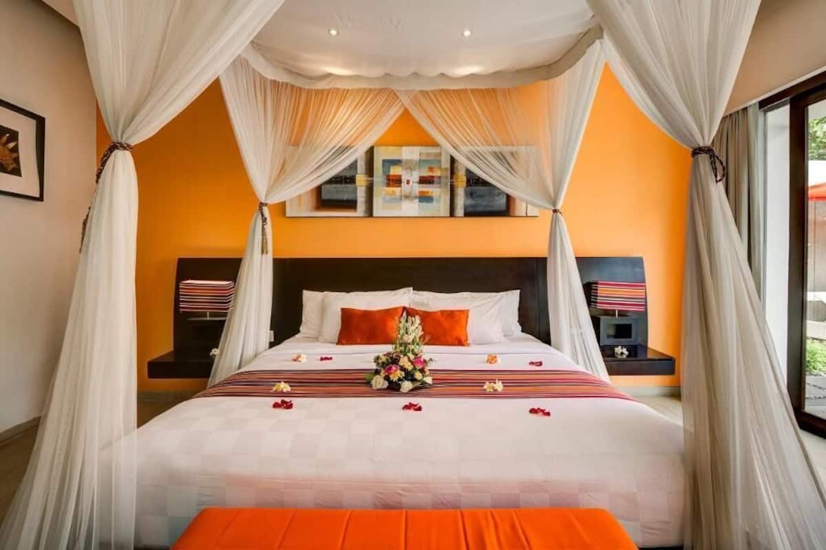 Roupas de cama premium, cofres nos quartos, escrivaninha