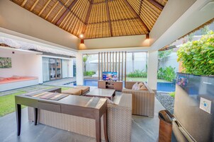 Vila real, 3 quartos | Área de estar | TV de tela plana 42 polegadas com canais a cabo, TV LCD, Netflix