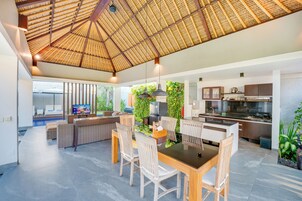 Vila real, 3 quartos | Cozinha privada | Geladeira grande, micro-ondas, cooktop, lava-louças