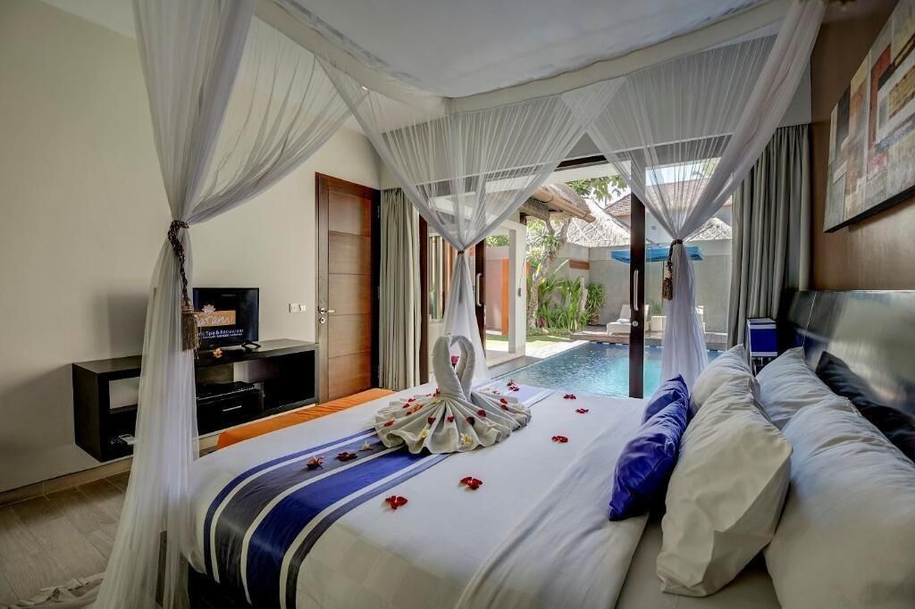 Seprai premium, brankas, meja kerja, dan tirai kedap cahaya