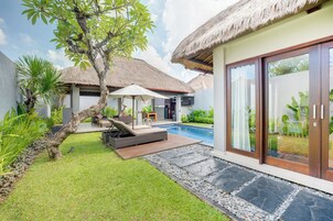 Villa, 1 habitación, piscina privada, vistas a la piscina | Ropa de cama de alta calidad, caja fuerte, escritorio y cortinas opacas