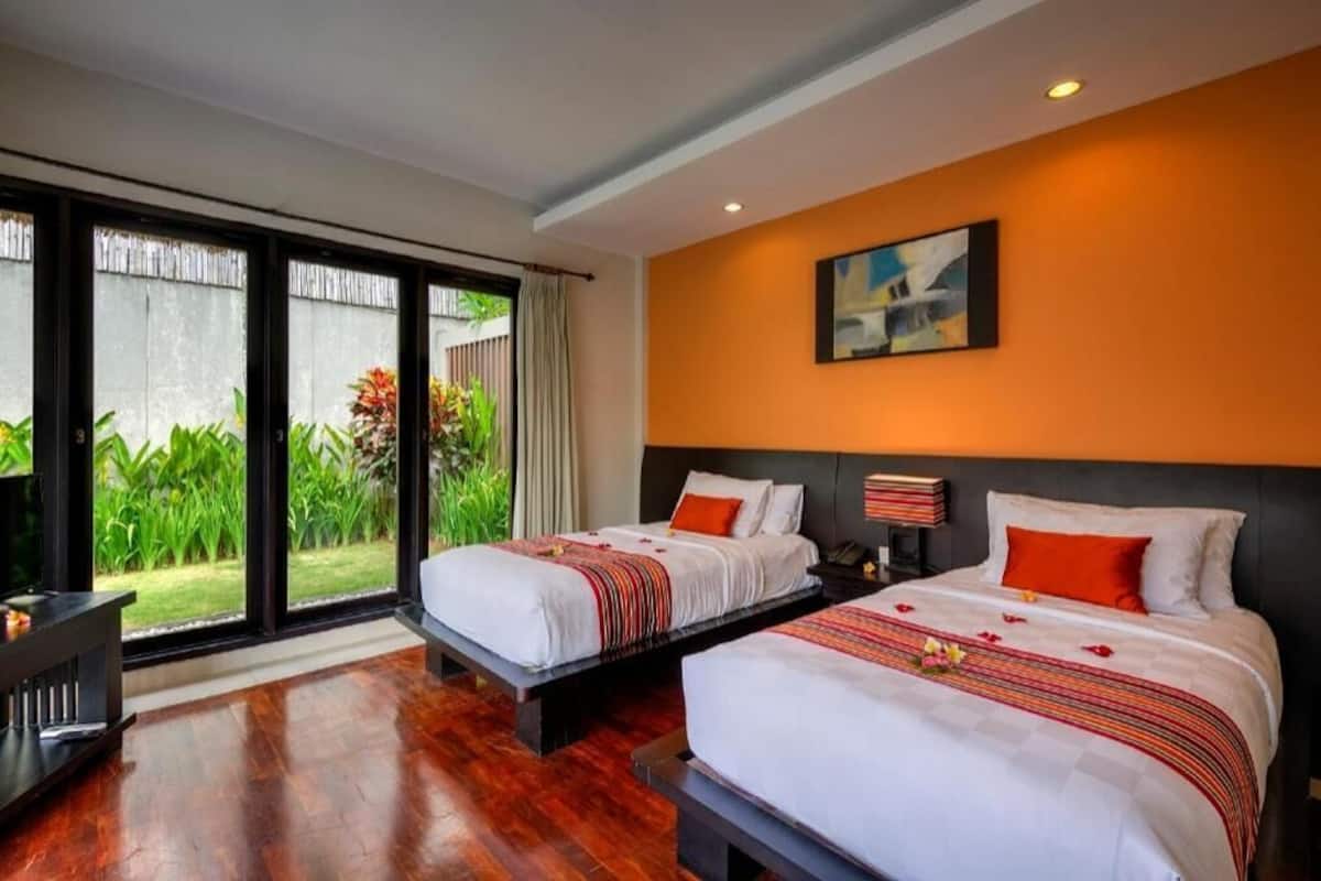 Ylelliset vuodevaatteet, tallelokero huoneessa, työpöytä, pimennysverhot