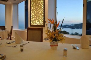 供应午餐和晚餐，地方菜