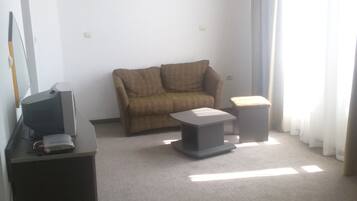 Twin Room | Living area | 15-inch TV with cable channels