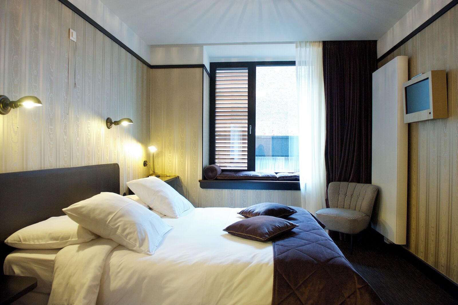 Le Standard Deluxe | Free WiFi, bed sheets