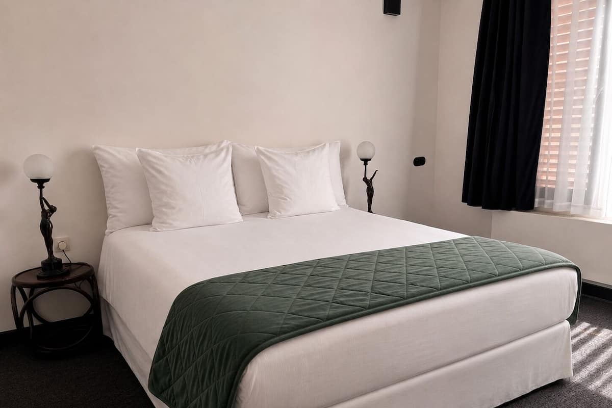 Le Standard Deluxe | Kostenloses WLAN, Bettwäsche