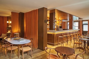 Bar (on property) - Le Berger Latroupe Hotel (Brussels)