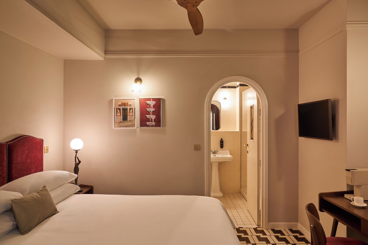 WiFi (free), bed sheets