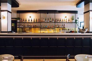 50-inch Smart TV with satellite channels - Latroupe Hotel Le Berger. (Brussels)