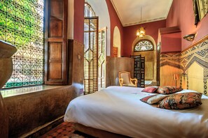 Tomannsrom – deluxe (Chambre Saint Exupéry) | Sengetøy av topp kvalitet, individuelt dekorert og individuelt innredet