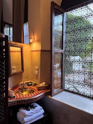 Deluxe Twin Room (Chambre Saint Exupéry) | Bathroom