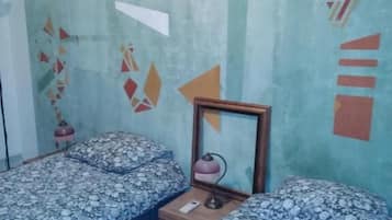 Classic Twin Room, Shared Bathroom, City View (LA CHAMBRE VERTE) | Busa memori, dihias secara berasingan, seterika/papan seterika