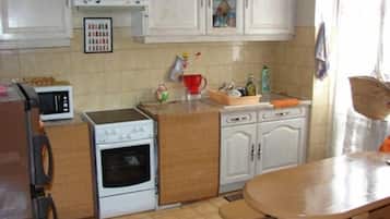 Full-sized fridge, microwave, cookware/dishes/utensils