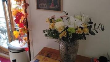 Grand réfrigérateur, micro-ondes (sur demande)