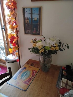 Full-size fridge, microwave, cookware/dishes/utensils - Chez Brigitte Guesthouse (Nice)