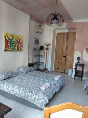 Kolmen hengen classic-huone, jaettu kylpyhuone, kaupunkinäköala (LA CHAMBRE ROSE) | Memory foam -patjalliset sängyt, yksilöllisesti sisustettu