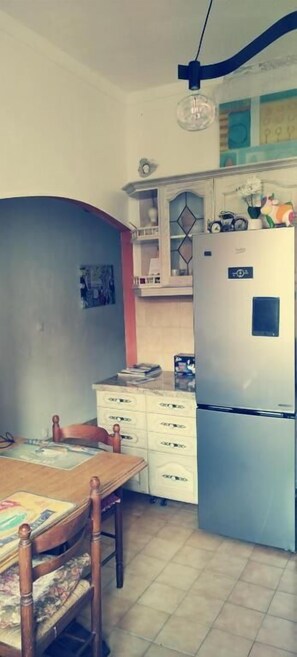Refrigerador con freezer, microondas, utensilios de cocina
