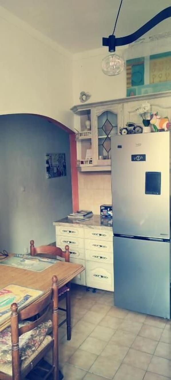 Full-sized fridge, microwave, cookware/dishes/utensils