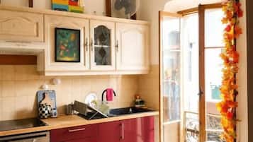 Grand réfrigérateur, micro-ondes (sur demande)
