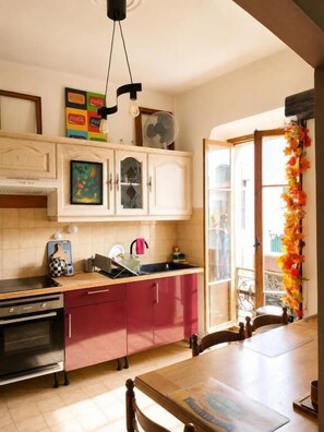 Full-sized fridge, microwave, cookware/dishes/utensils - Chez Brigitte Guesthouse (Nice)