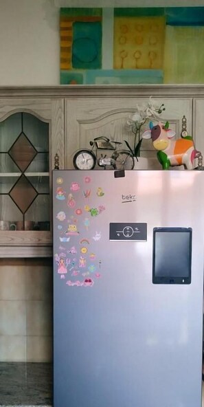Refrigerador con freezer, microondas, utensilios de cocina